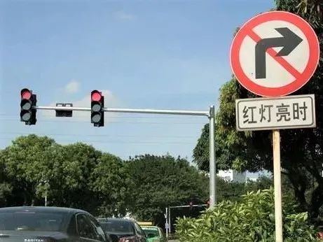 这种情况究竟是闯红灯，还是不按导向车道行驶？看完你就懂了