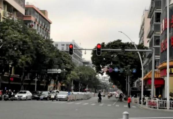 这种情况究竟是闯红灯，还是不按导向车道行驶？看完你就懂了