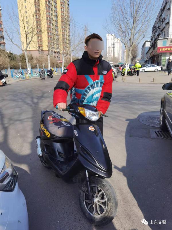 无证驾驶套牌摩托车，驾驶人竟然未满18周岁