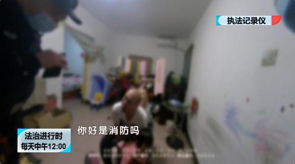 北京突发：3岁小女孩被椅子缝卡住，民警和消防员同时出动
