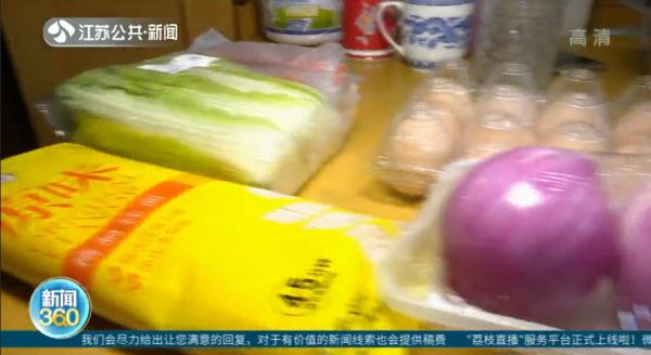 老人在5楼窗外搭违建，危险！城管拆除后还做了一件事……