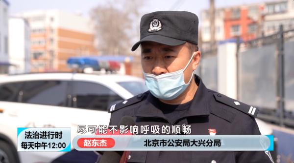 北京突发：3岁小女孩被椅子缝卡住，民警和消防员同时出动