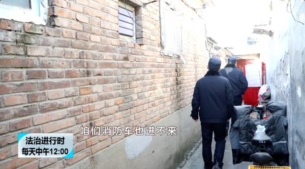 北京:胡同暗藏违建,隐患重重被拆 北京:胡同暗藏违建,隐患重重被拆