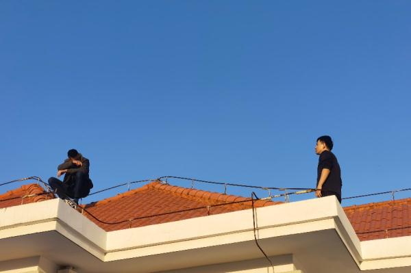 紧急!厦门一男子爬上21层楼顶,惊险时刻...... 紧急!厦门一男子爬上21层楼顶,惊险时刻......