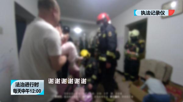 北京突发：3岁小女孩被椅子缝卡住，民警和消防员同时出动