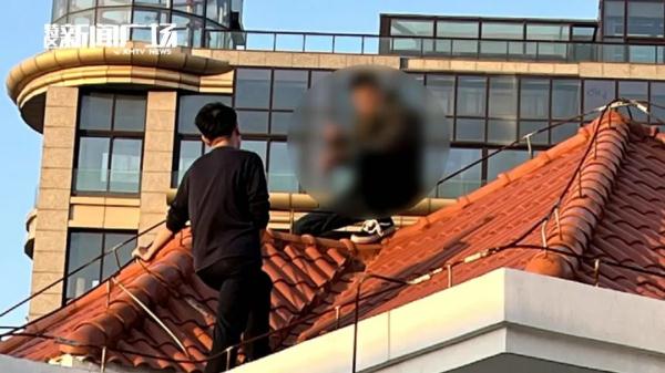 紧急!厦门一男子爬上21层楼顶,惊险时刻...... 紧急!厦门一男子爬上21层楼顶,惊险时刻......