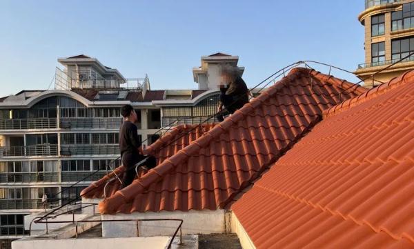 紧急!厦门一男子爬上21层楼顶,惊险时刻...... 紧急!厦门一男子爬上21层楼顶,惊险时刻......