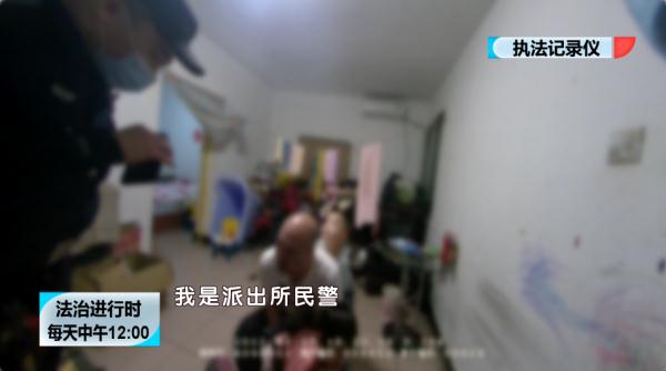 北京突发：3岁小女孩被椅子缝卡住，民警和消防员同时出动