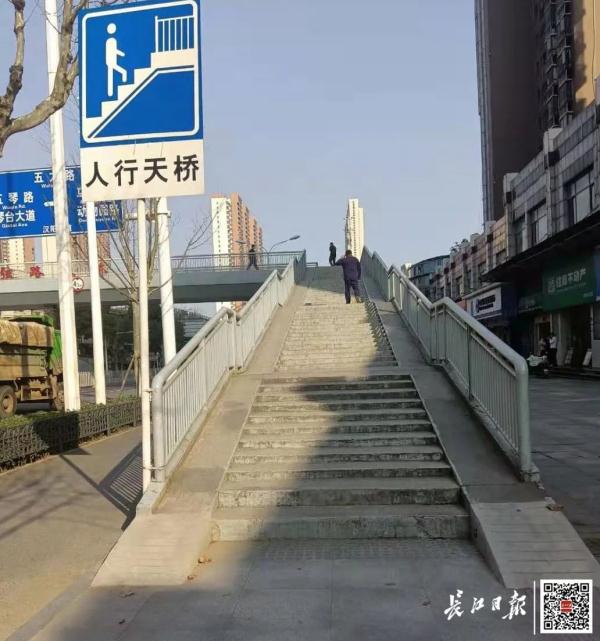 推电动车上个天桥一身汗?相关部门回应来了 推电动车上个天桥一身汗?相关部门回应来了