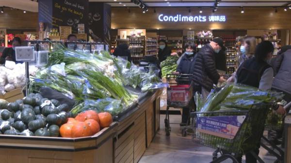 记者走访欧亚超市蔬菜区:一天多次配货 蔬菜量足价稳 记者走访欧亚超市蔬菜区:一天多次配货 蔬菜量足价稳