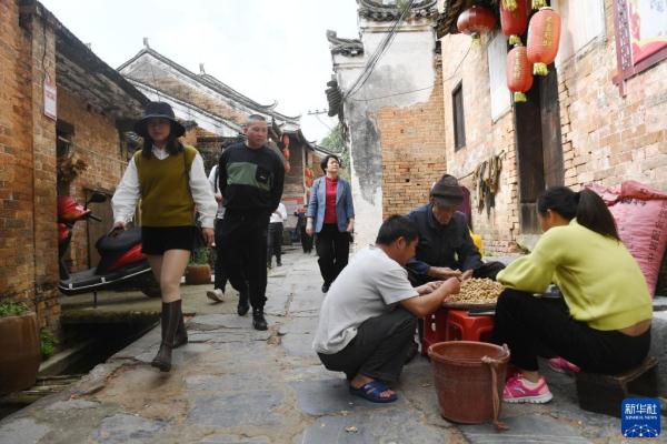 广西贺州:春暖乡村旅游热 广西贺州:春暖乡村旅游热