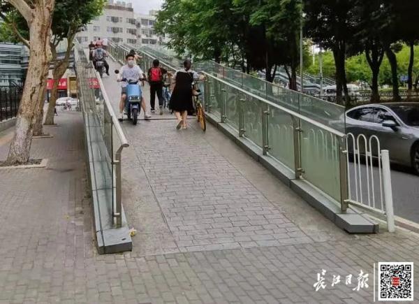 推电动车上个天桥一身汗?相关部门回应来了 推电动车上个天桥一身汗?相关部门回应来了