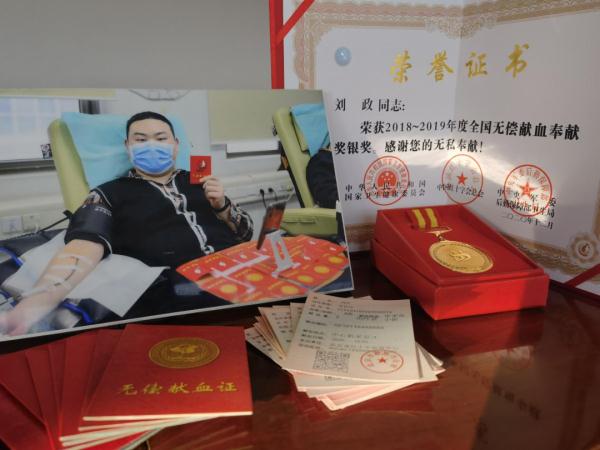 这位“传奇小哥”，火了！