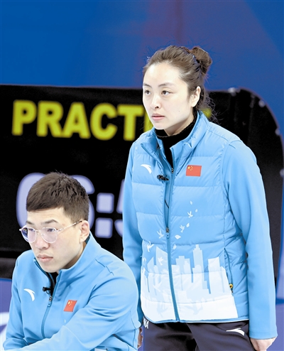 主帅岳清爽为队员唱歌鼓劲