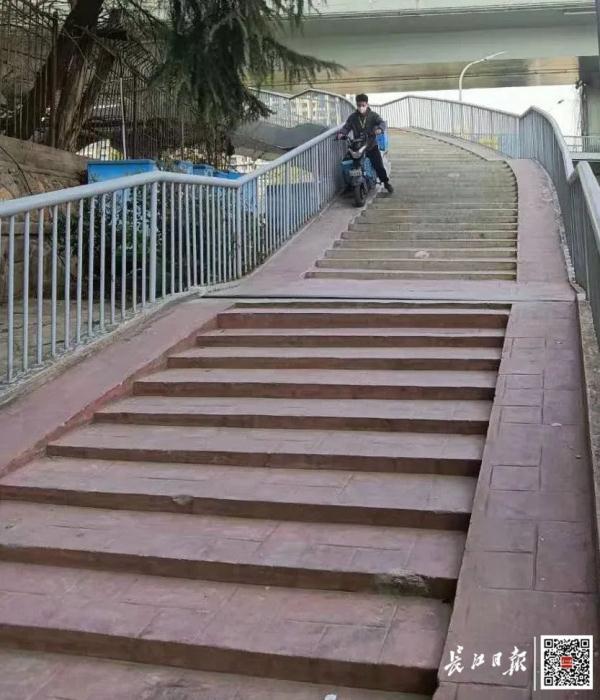 推电动车上个天桥一身汗?相关部门回应来了 推电动车上个天桥一身汗?相关部门回应来了