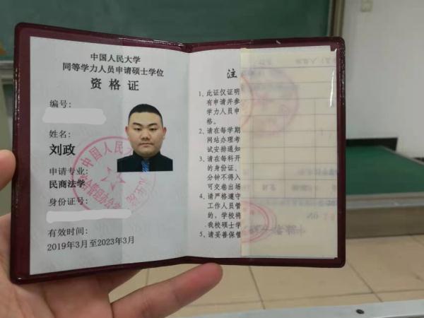 这位“传奇小哥”，火了！