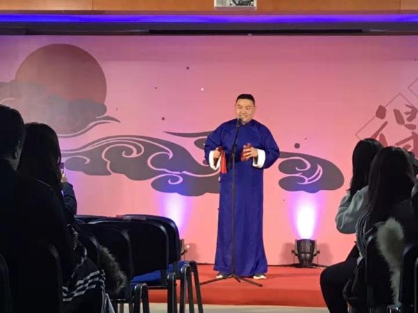 这位“传奇小哥”，火了！