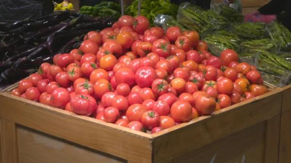 记者走访欧亚超市蔬菜区:一天多次配货 蔬菜量足价稳 记者走访欧亚超市蔬菜区:一天多次配货 蔬菜量足价稳