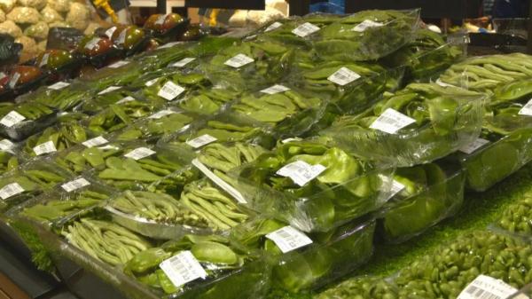 记者走访欧亚超市蔬菜区:一天多次配货 蔬菜量足价稳 记者走访欧亚超市蔬菜区:一天多次配货 蔬菜量足价稳