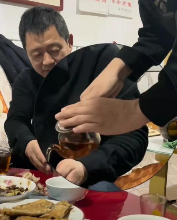 男生第一次到女友家倒茶时手抖成帕金森，老丈人：我也这么过来的