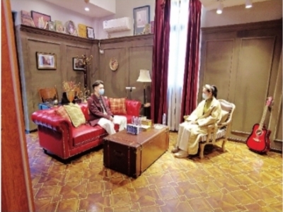 老房子里的影院主题公寓好像老电影片场