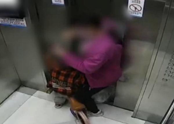 4岁男童双手被电梯门卡住，家有娃的要留意了