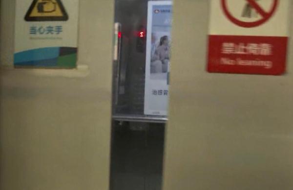 4岁男童双手被电梯门卡住，家有娃的要留意了