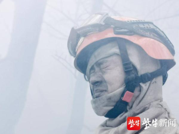 “敬礼!”武警官兵与森林消防员火场相遇,火场传回的画面令人感动 “敬礼!”武警官兵与森林消防员火场相遇,火场传回的画面令人感动