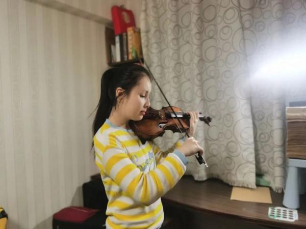 冬残奥会闭幕式上的这位女孩，了不起！