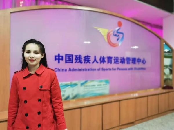 冬残奥会闭幕式上的这位女孩，了不起！