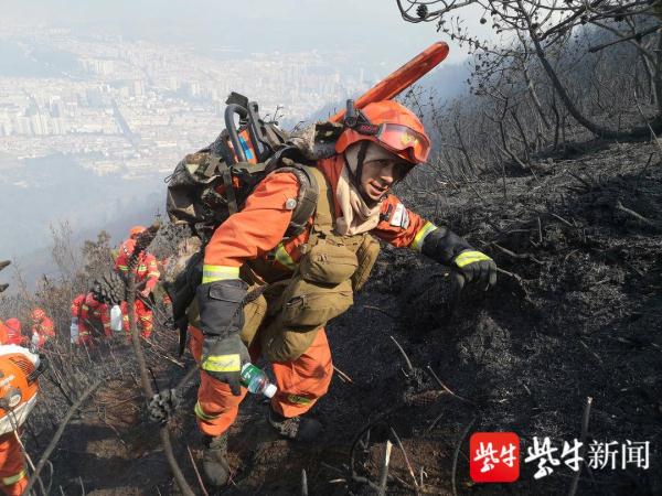 “敬礼!”武警官兵与森林消防员火场相遇,火场传回的画面令人感动 “敬礼!”武警官兵与森林消防员火场相遇,火场传回的画面令人感动