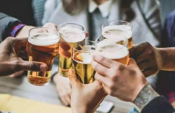 喝酒时为什么不能碰花生米？喝酒尽量少吃这4种“下酒菜”