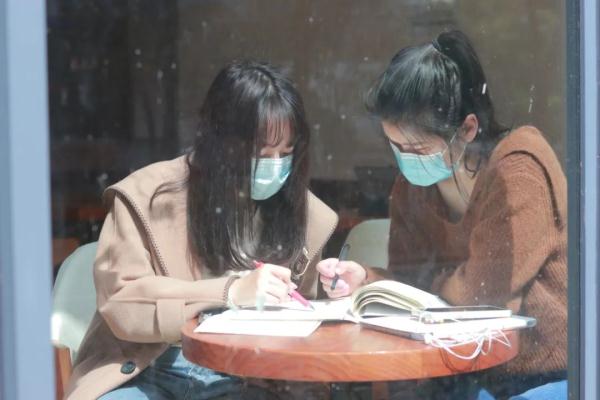 一个寝室的“起床困难症”都没了，全因为这个宝藏室友！