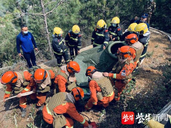 “敬礼!”武警官兵与森林消防员火场相遇,火场传回的画面令人感动 “敬礼!”武警官兵与森林消防员火场相遇,火场传回的画面令人感动