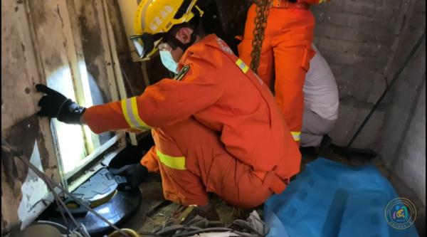 电梯突然坠落！有人被困…