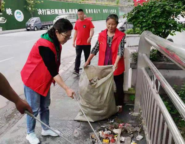湖北巴东：奔跑的“红马甲”让城市更有温度