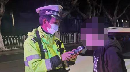 珠海这名宝马司机等了个“最长”红灯！惊动交警直接把他带走！