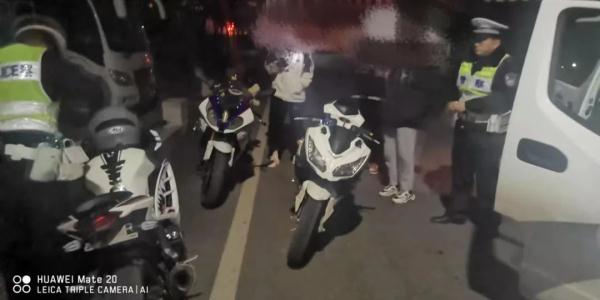 “追风”少年寻求刺激任性“炸街”，交警快速摁下！