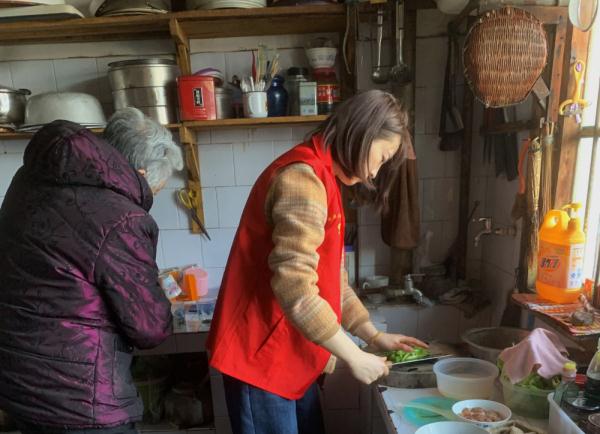 湖北巴东：奔跑的“红马甲”让城市更有温度