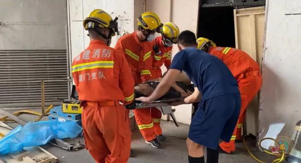 电梯突然坠落！有人被困…