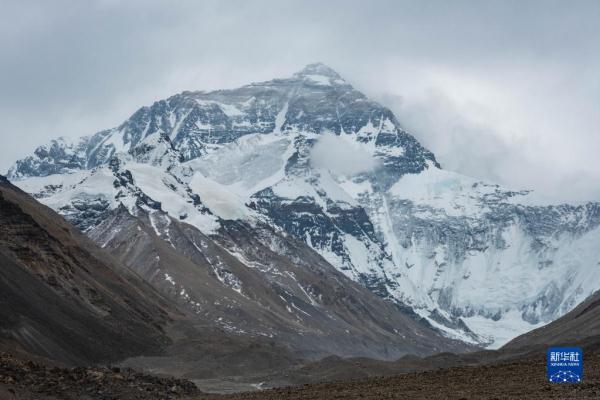 这是3月14日在西藏日喀则珠峰大本营拍摄的珠穆朗玛峰