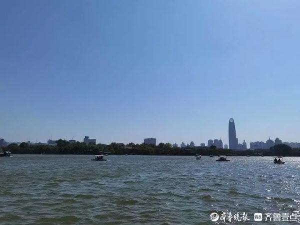 抓到了！有人偷钓大明湖20多斤重的胖鲤鱼，警方：拘13天