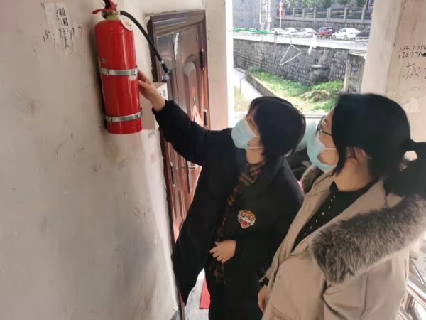 湖北巴东：奔跑的“红马甲”让城市更有温度