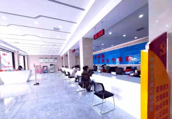 湖北巴东：奔跑的“红马甲”让城市更有温度