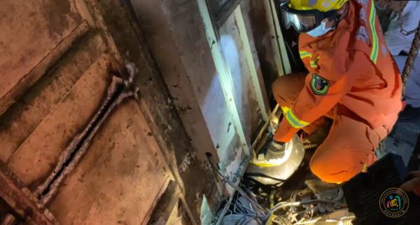 电梯突然坠落！有人被困…