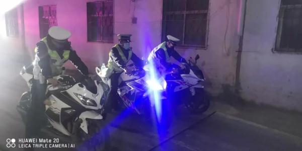 “追风”少年寻求刺激任性“炸街”，交警快速摁下！