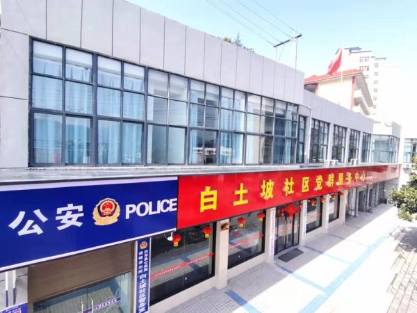 湖北巴东：奔跑的“红马甲”让城市更有温度