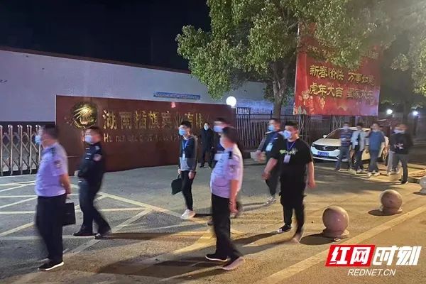 脚踩的老坛酸菜被曝光…湖南连夜查封，企业相关人员被控制！统一、康师傅道歉…