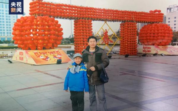 亦师亦友！《2022中国诗词大会》夺冠时刻，这对父子的敬礼令人动容