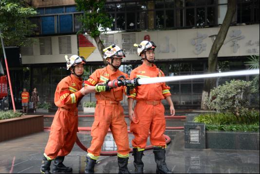 “最有安全感男团！”一女孩晕倒消防救援站门口，消防员将其送医院→